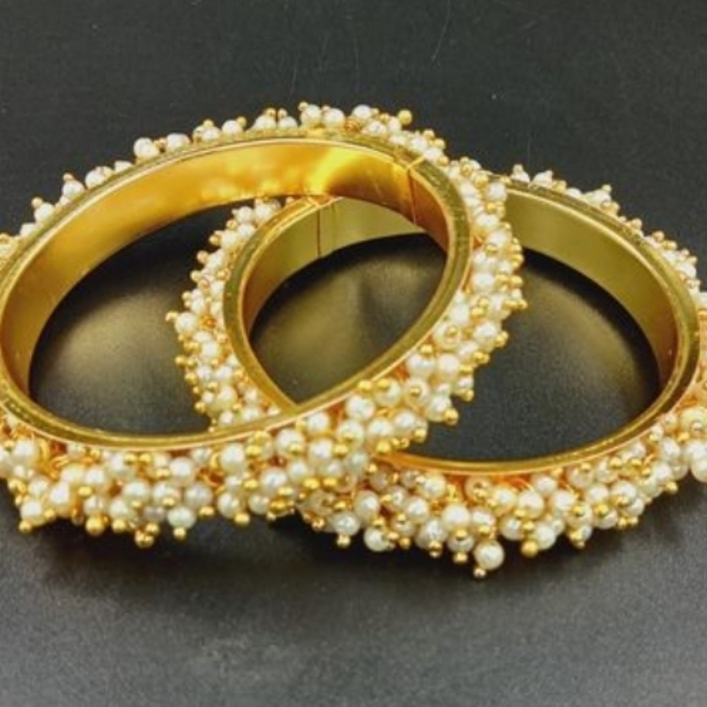 Bracelet & Bangles
(Comes in a pair)